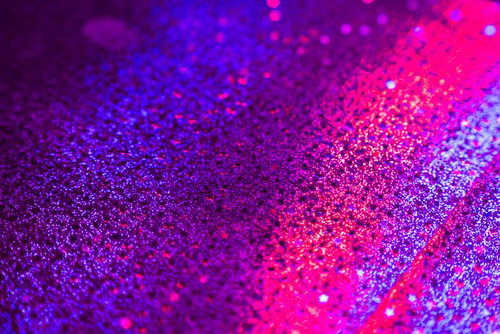 虹色に輝くホログラフィックなデジタル背景