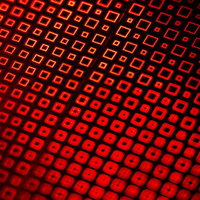 赤いホログラム効果の正方形パターンの写真