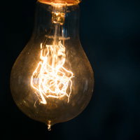 ロマサガの閃きを連想させるビンテージ電球の写真