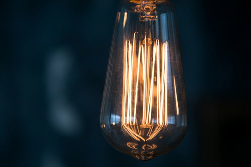縦に伸びるフィラメント電球の暖かいオレンジ色の明かり