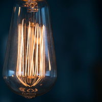 古きレトロなフィラメント電球の灯り - アンティーク照明の写真