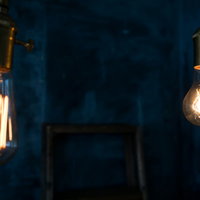 レトロな白熱電球とフィラメントの閃きの写真