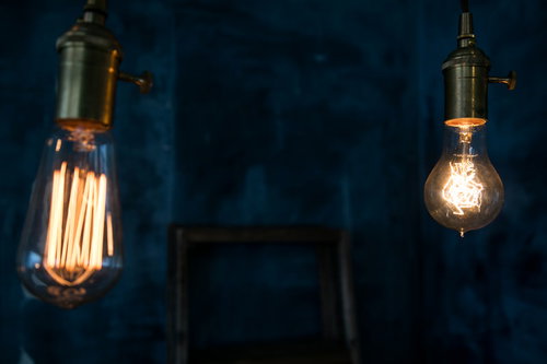 レトロな白熱電球とフィラメントの閃き