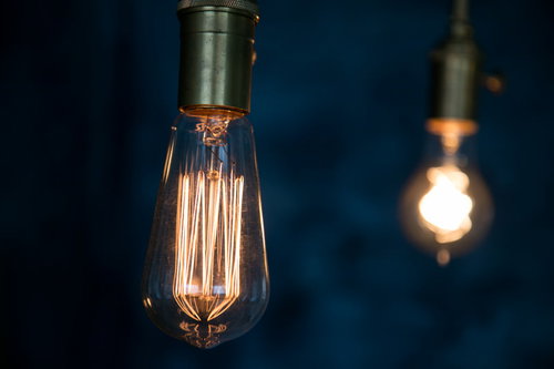 やさしい明るさのフィラメント電球が光るレトロなエジソン球