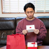 ラブレターかと期待したら仕事の依頼が書かれていたの写真