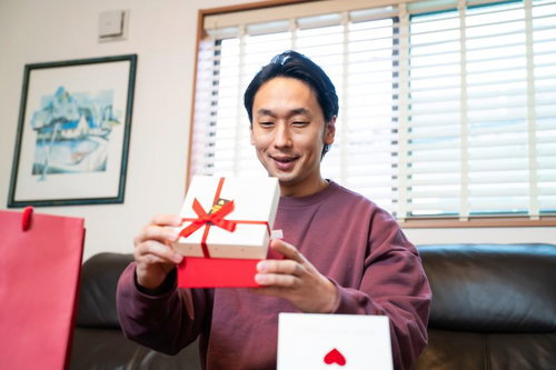 バレンタインデーにプレゼントをもらって喜ぶ男性