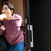 出会いを求めて食パンを咥えながら家を出る急ぐ男性の写真