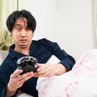 時計の電池が切れてて完全に遅刻した男性の寝坊の写真