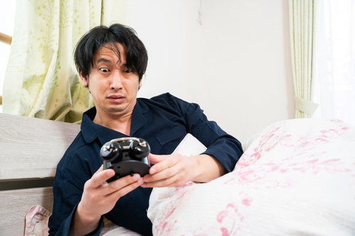 時計の電池が切れてて完全に遅刻した男性の寝坊