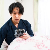 大事な取引先との予定をすっぽかした寝坊男性の写真