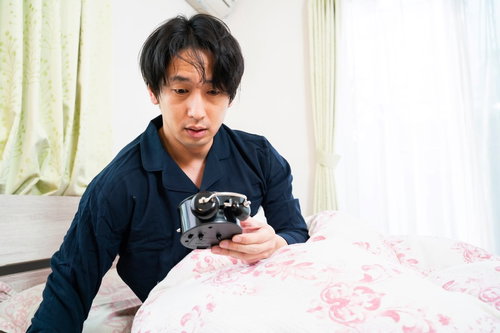 大事な取引先との予定をすっぽかした寝坊男性