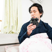 寝坊してもうた、タイマーを見落とす男性、朝の寝起きの写真
