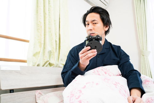 寝坊してもうた、タイマーを見落とす男性、朝の寝起き