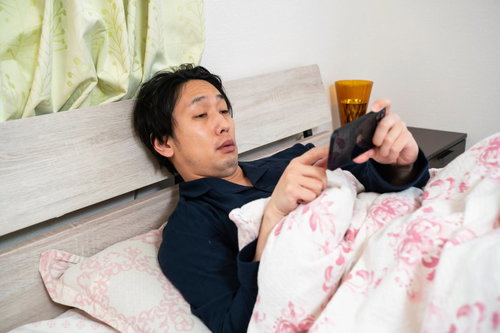 布団から出られずスマホを触っていたら時間が溶けてた男性