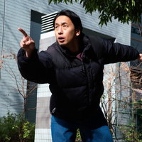 だるまさんが転んだ！と指をさして驚く男性の写真