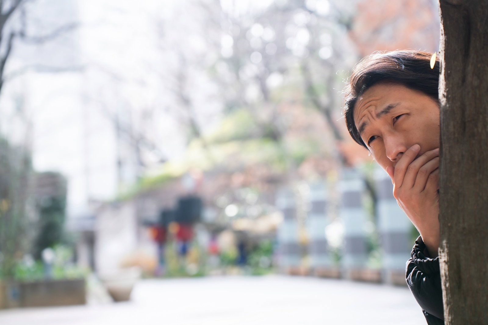 驚いた表情で何かを見つめる男性探偵