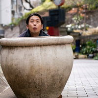 壺から顔を出す男性による黒ひげ危機一髪のものまねの写真