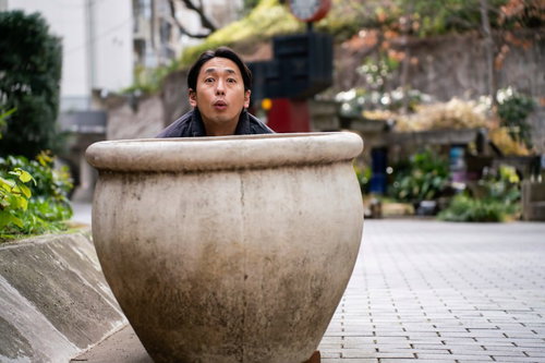 壺から顔を出す男性による黒ひげ危機一髪のものまね