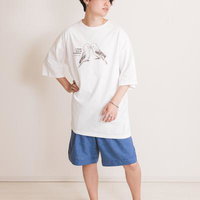 身長172センチの細身の男性がXLサイズの白Tシャツを着たカジュアルなポージングの写真