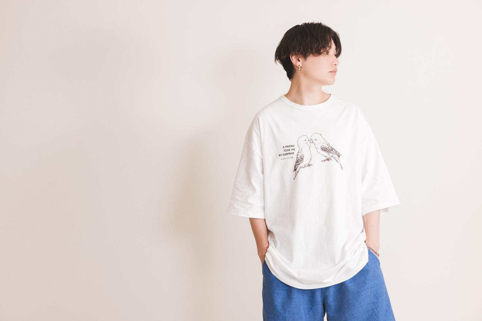 白いTシャツを着た男性が横を向いて立ち、片手をポケットに入れている［モデル：SHUN］