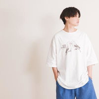 白いTシャツを着て横を向く男性のカジュアルポージングの写真