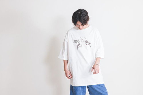 インコがキスしているデザインのTシャツを着た男性