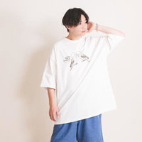 5.6オンスビッグシルエット白Tシャツ（XLサイズ）を着た男性のポージングの写真