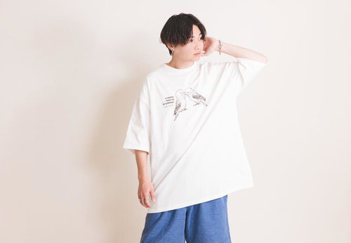 5.6オンスビッグシルエット白Tシャツ（XLサイズ）を着た男性のポージング