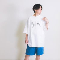 身丈が長い大きめなサイズの白Tシャツを着た男性の写真