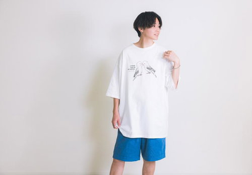 身丈が長い大きめなサイズの白Tシャツを着た男性