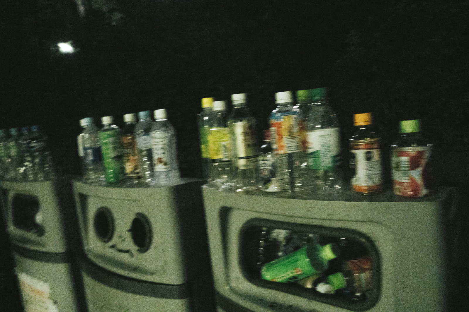 ペットボトルが溢れんばかりに詰まったゴミ箱