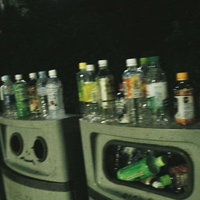 ペットボトルでいっぱいのゴミ箱のポイ捨てマナー問題の写真