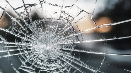 放射状に広がるガラスのひび割れと亀裂パターン