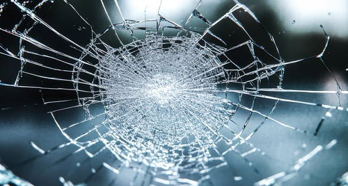割れたガラスの繊細な線が放射状に広がる破片