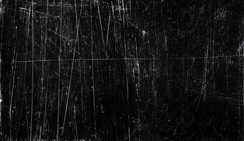 古びた黒板に刻まれた無数の傷跡と引っかき傷