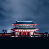夜にライトアップされた平城宮朱雀門の写真