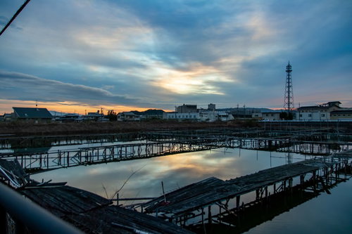 水面に映り込む夕暮れ空と雲の風景