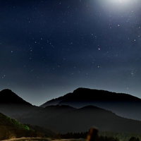 星空と山のシルエット（夜景）の写真