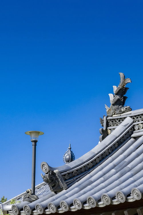 瓦屋根の上に設置された伝統的な鯱（しゃちほこ）