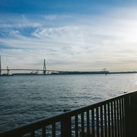 JR鶴見線海芝浦駅のホームから眺める海と斜張橋の写真
