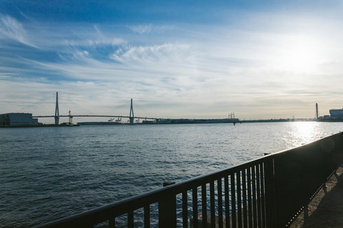 JR鶴見線海芝浦駅のホームから眺める海と斜張橋