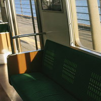 海芝浦駅のホームに停車中の電車と日差しの風景の写真