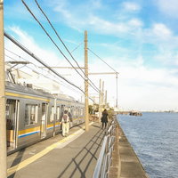 神奈川の海芝浦駅のホームと鶴見線の黄色い電車の写真