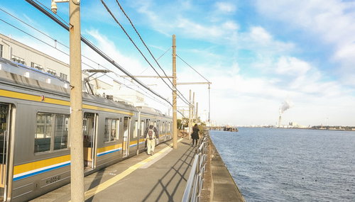 神奈川の海芝浦駅のホームと鶴見線の黄色い電車