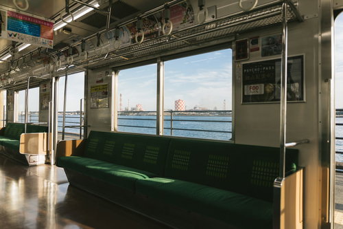 海芝浦駅の車窓から見た静寂な海と工業施設の景色