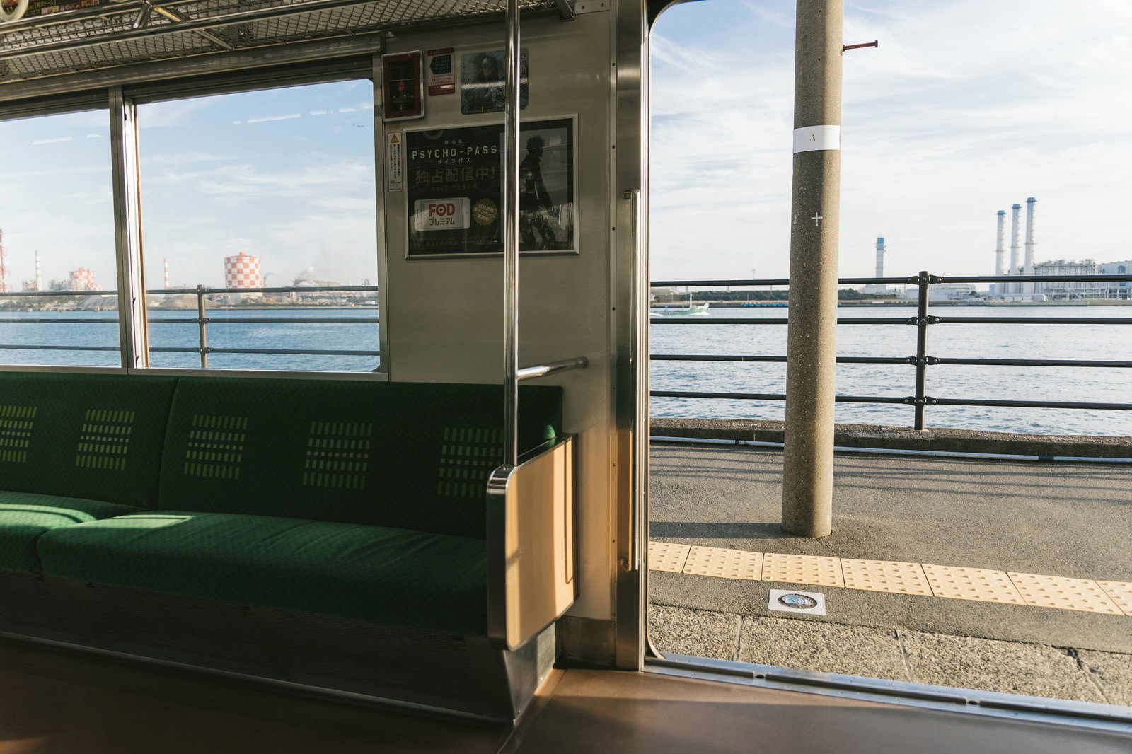 海芝浦駅の扉越しに見えるホームと海