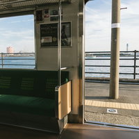 横浜・海芝浦駅のホームと駅舎、工業地帯の風景の写真