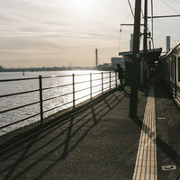 海芝浦駅と夕焼けの風景：鶴見線終点の絶景の写真