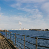 海芝浦駅ホームから見る横浜ベイエリアと工業地帯の景観の写真