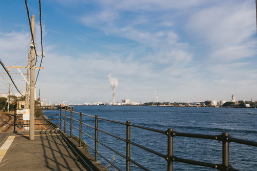 海芝浦駅ホームから見る横浜ベイエリアと工業地帯の景観